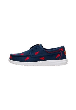Zapato azul marino sin cordones con suela blanca y bordado rojo de langosta distribuido uniformemente por la parte superior de tela.