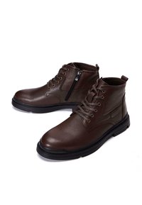 Botas de cuero marrón oscuro hasta el tobillo con un acabado texturizado, que cuentan con cordones y una cremallera lateral, acentuadas por ojales en tono dorado y una suela negra.