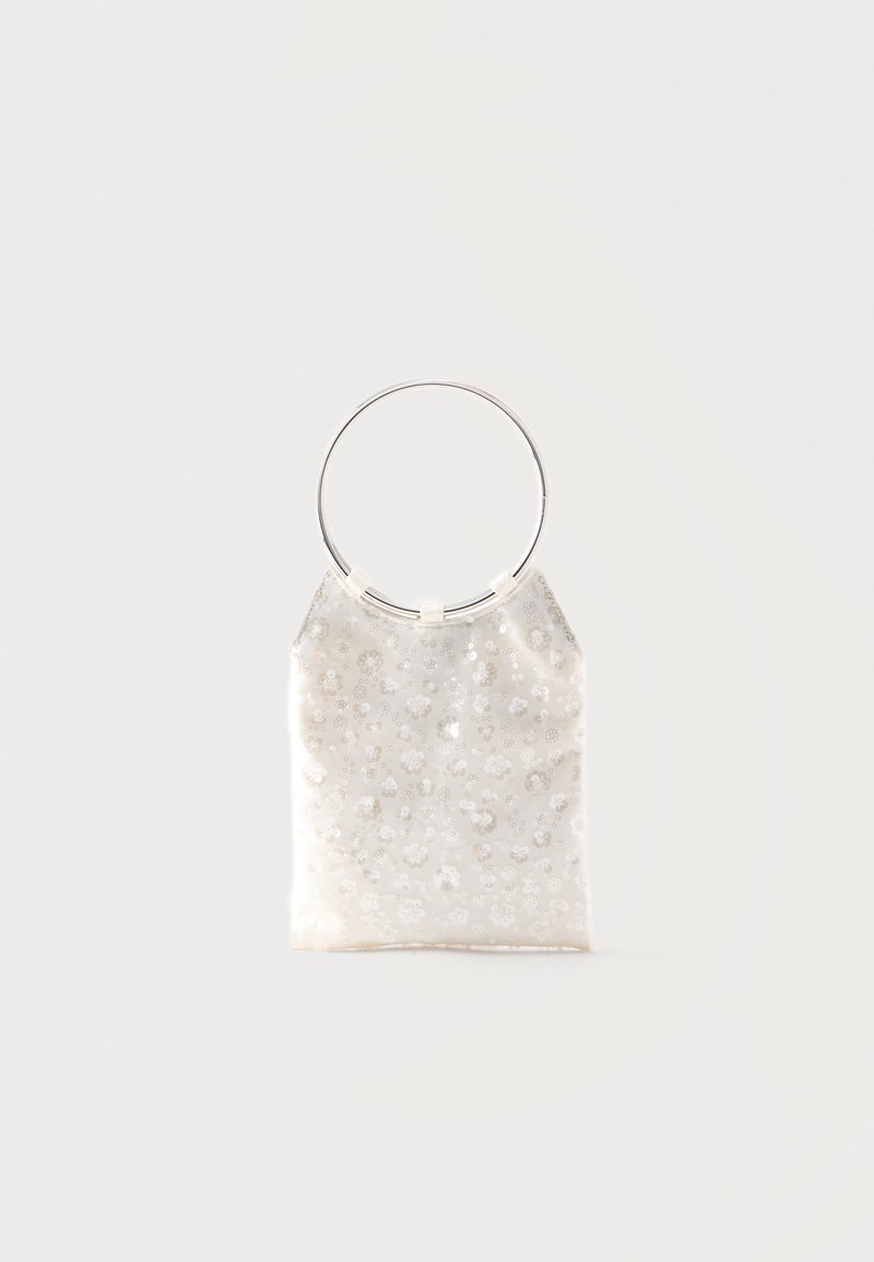 Pochette en soie blanche ornée de paillettes florales argentées et d'une grande poignée circulaire en métal argenté sur un fond uni.