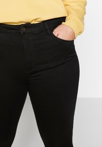 ONLY Carmakoma Vaqueros bootcut - black denim