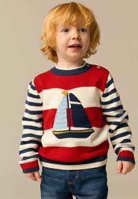 Rot-weißer gestreifter Pullover mit einer blauen Segelboot-Stickerei. Hat marineblaue Bündchen und Kragen sowie einen Knopfdetail an der Schulter.
