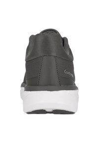 Grauer Sportschuh mit einem strukturierten Obermaterial aus Stoff, einer gepolsterten weißen Sohle und einer glatten Ferse. Auf der Seite befindet sich ein Logo.