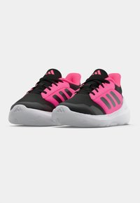 Zwart-roze sportschoenen met een bovenwerk van mesh, drie gestreepte accenten en een witte rubberen zool met een gestructureerde afwerking.