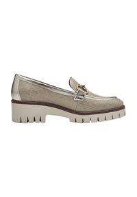 Mocassins dorés métalliques avec une tige en maille texturée, bout rond et une sangle décorative. Semelle extérieure blanche épaisse et nervurée qui apporte du contraste.