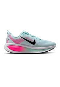 Chaussure de course Nike bleu clair avec logo swoosh noir, accents roses près du talon et semelle coussinée avec détail dégradé rose.