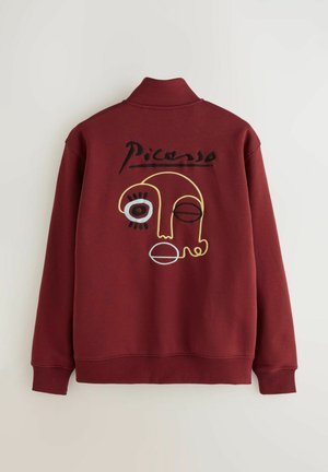 Bordeauxrotes Sweatshirt mit einem von Picasso inspirierten abstrakten Gesichtsmotiv in Weiß, Schwarz und Gelb, mit hohem Kragen und gerippten Bündchen.