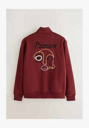 Hanorac bordeaux cu un design abstract al unei fețe inspirat de Picasso în alb, negru și galben, cu guler înalt și manșete ribbed.