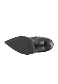 Zwarte hooggehakte schoen met spitse neus, weergegeven vanaf de onderkant, met een gladde zool en een zijrits.