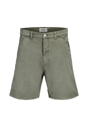 Χακί casual σορτς με εμπρόσθιες τσέπες, θηλιές για ζώνη, κλείσιμο με κουμπί και ετικέτα Jack & Jones στο εσωτερικό της μέσης.