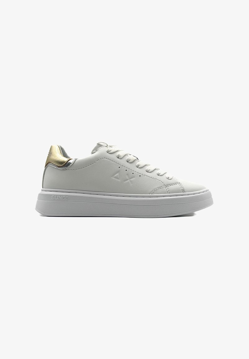 Sneaker bianco in pelle con suola spessa bianca. Presenta un accento metallico dorato nel tallone e un dettaglio del logo sul lato. Include i lacci.