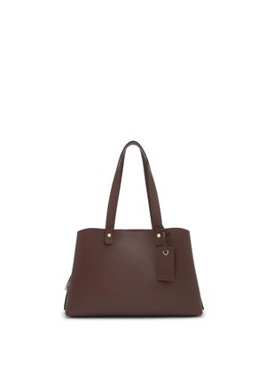 Brązowa skórzana torba na ramię z dwoma paskami na ramiona i małą dopasowaną metką przymocowaną blisko uchwytów, na białym tle.