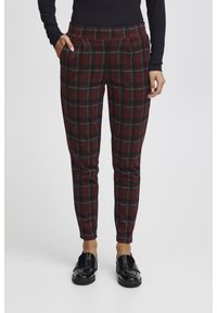 Pantaloni check in bordeaux, verde e nero, con tasche laterali, una vestibilità su misura e una texture di tessuto liscia.