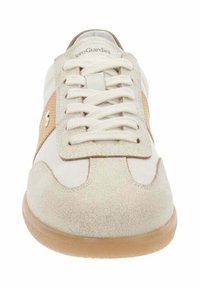 Baskets décontractées beige et blanches avec superpositions en daim beige, panneau latéral texturé, semelle en caoutchouc noisette et lacets blancs, vue de face.