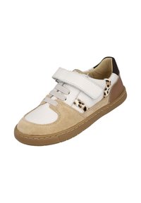 Zapatilla baja con punta de ante beige, parte superior de cuero blanco, acentos de estampado de leopardo y suela de goma marrón, que presenta cordones y una correa de Velcro.