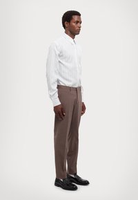 Michael Kors LIGHT TRAVEL PANT - Ülikonnapüksid - frosted brown