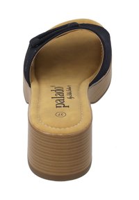 Marineblauwe platform sandalen met kruisbandontwerp, beige gevoerde binnenzool en geribbelde lichtbruine zool. Merklogo aan de binnenkant.