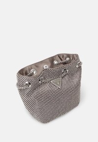 Borsa a secchiello grigia metallica con decorazioni in strass, dettagli in catena e un interno in tessuto. Presenta un distintivo emblematico triangolare.