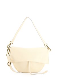 Beige læder crossbody taske med en buet form, klap-lukning, justerbar rem og hardware-detajler i guldtoner. Glat tekstur.