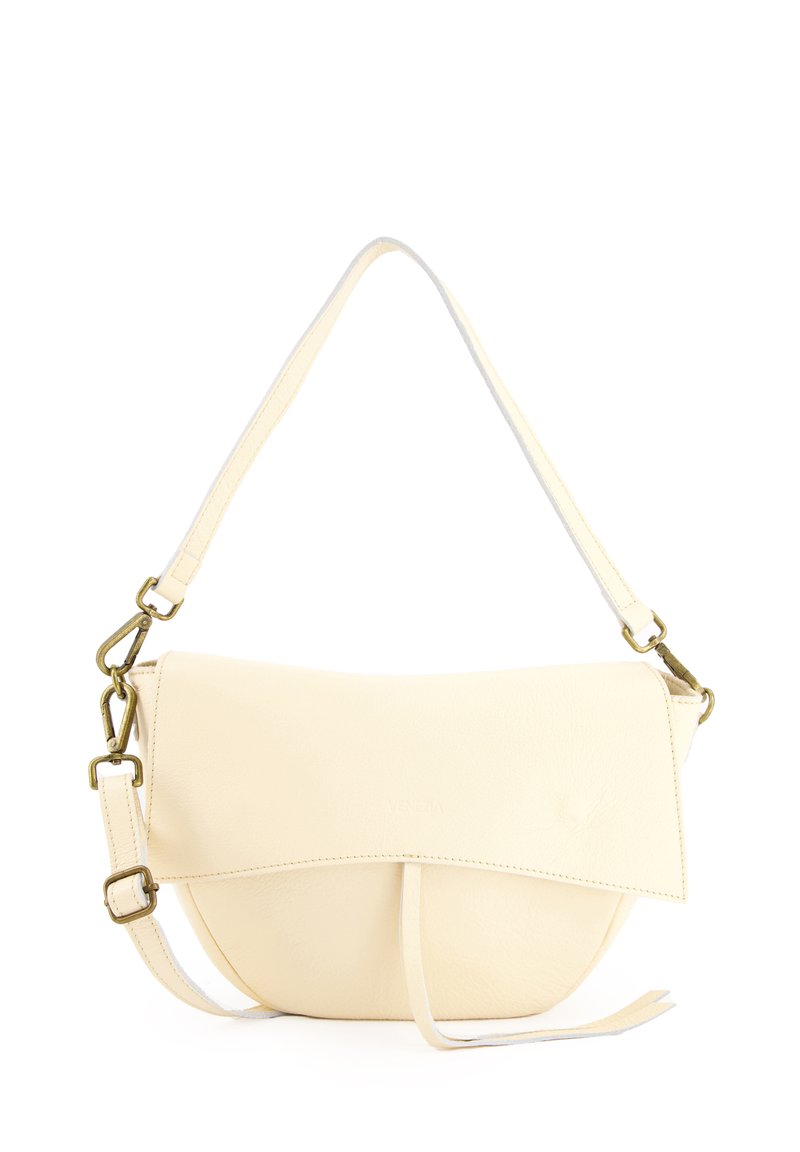 Beige læder crossbody taske med en buet form, klap-lukning, justerbar rem og hardware-detajler i guldtoner. Glat tekstur.