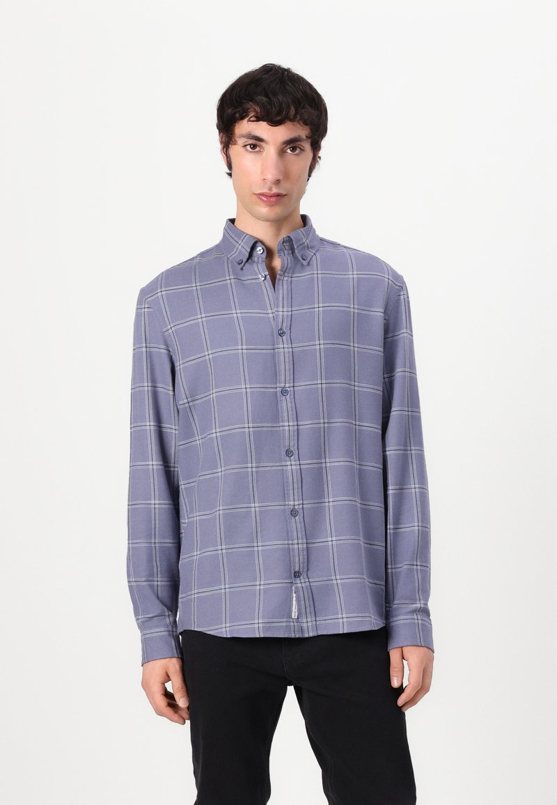 Camicia a maniche lunghe viola a quadri con colletto button-down, caratterizzata da un motivo a righe discreto e un orlo curvo. Bottoni sul davanti.