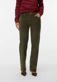 Olijfgroene corduroy broek met een rechte snit, voorzien van zijzakken en een knoopsluiting. Gestructureerde stof met een zachte afwerking.