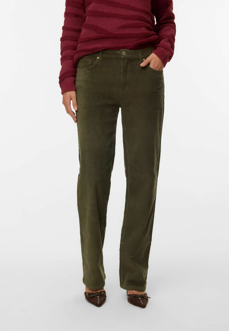 Olijfgroene corduroy broek met een rechte snit, voorzien van zijzakken en een knoopsluiting. Gestructureerde stof met een zachte afwerking.