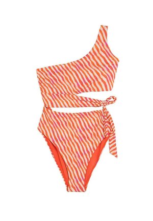 Bañador de un solo hombro a rayas naranja y rosa con recorte lateral y detalle de lazo sobre fondo blanco.