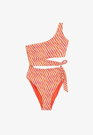 Bañador de un solo hombro a rayas naranja y rosa con recorte lateral y detalle de lazo sobre fondo blanco.