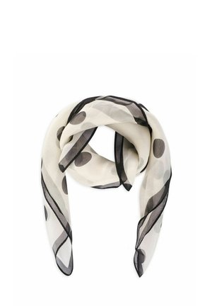 Przezroczysty biały szal w dużą czarną kropkę z czarną lamówką, złożony i luźno skręcony na białym tle.