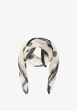 Przezroczysty biały szal w dużą czarną kropkę z czarną lamówką, złożony i luźno skręcony na białym tle.