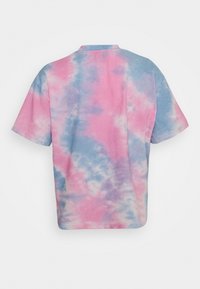 Tričko s krátkým rukávem v barvách tie-dye v odstínech růžové a modré. Zobrazeno zezadu, ukazuje uvolněný styl.