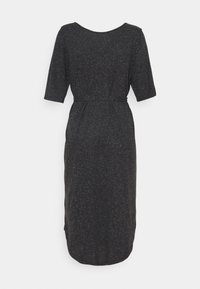 Mörkgrå klänning i knälängd med 3/4-långa ärmar, åtsittande midja och mjuk textur. Enkel design utan synliga band eller hårdvara.