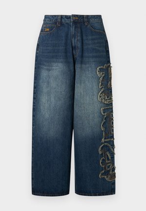 Jeans in denim blu scuro con finitura sbiadita, caratterizzati da un grande ricamo sulla gamba sinistra e un taglio dritto a gamba larga.