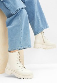 bonprix Stivaletti stringati - beige