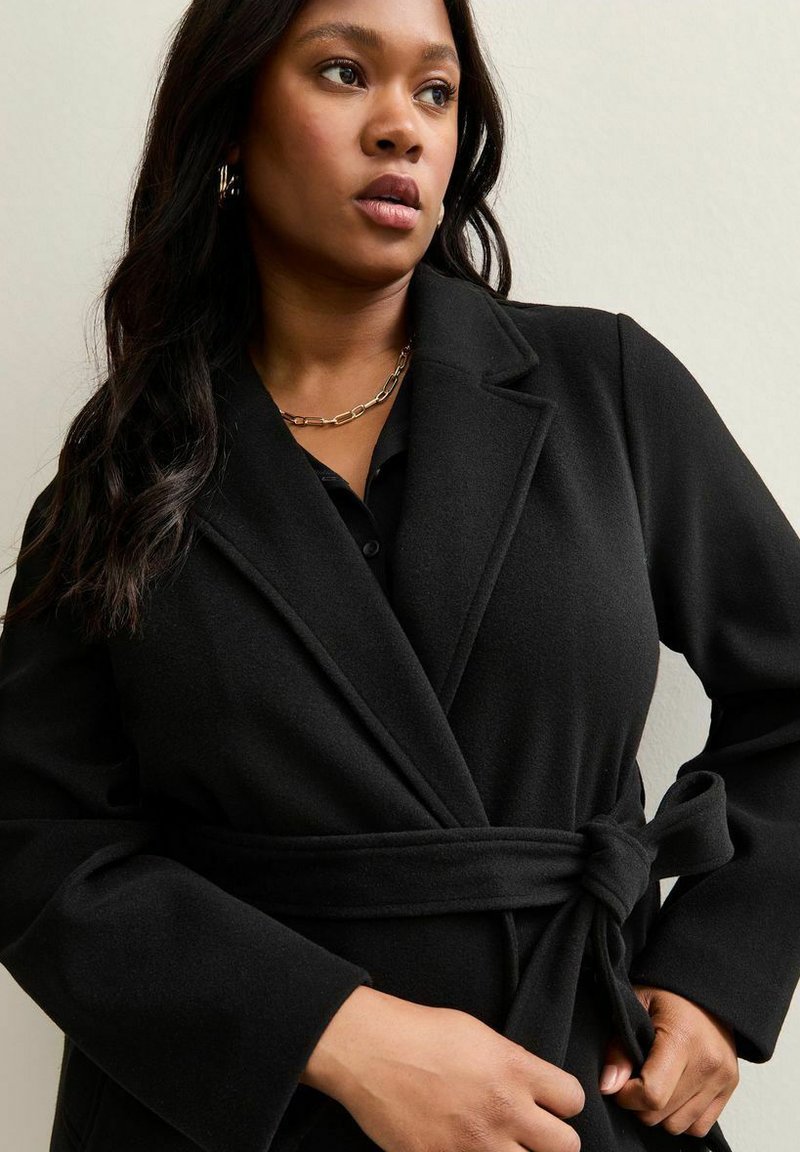Cappotto Lungo Donna H4 Nero A Rete Asimmetrica – Taglia XL/XXL
