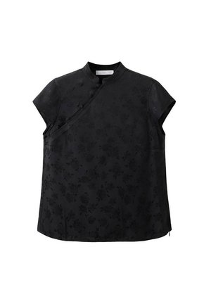 Blusa negra de manga corta con un sutil estampado floral, cuello mandarín y cierre asimétrico de botones en la parte superior delantera.