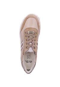 Baskets en cuir beige avec un bout arrondi, une tige texturée, un système de laçage classique et des accents dorés, avec des bandes blanches sur le côté.