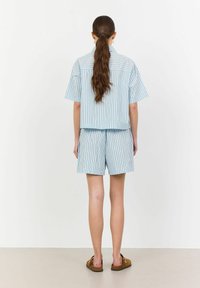Blå och vit randig kortärmad skjorta och shorts-set, som har en avslappnad passform med en något croppad design och en mjuk tygkvalitet.