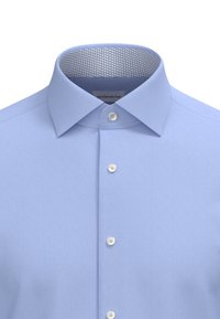Jasnoniebieska koszula z guzikami, z usztywnionym kołnierzykiem, teksturowanym materiałem i białymi guzikami. Wnętrze kołnierzyka ma wzór w szereg plastra miodu.