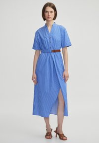 Vestito blu a strisce con colletto, maniche corte, vita con cintura e spacco laterale, realizzato in tessuto leggero. Dettaglio cintura marrone.