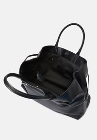 Zwarte leren tote bag met een ruime binnenkant, twee stevige handvatten en een magnetische sluiting. Beschikt over een gevoerd compartiment en een ritszak.
