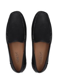 Czarne skórzane mokasyny z białym przeszyciem; slip-on design; okrągły nosek i miękka wyściółka wewnętrzna; płaska podeszwa dla komfortu i łatwości noszenia.