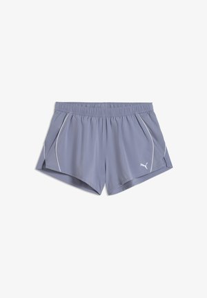 Lichtpaarse atletische shorts van synthetisch materiaal. Voorzien van een elastische tailleband, zijzakken en contrasterend witte stiknaden.