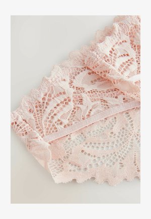 Koronkowa tkanina w delikatnym różu z floralnymi wzorami i falbaniastym brzegiem. Charakteryzuje się subtelną fakturą i szeroką elastyczną taśmą.