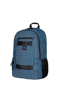Blauwe stoffen rugzak met meerdere ritszakken, zwarte hardwareaccenten, contoured vorm en een mesh zijzak.