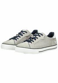 Baskets en suède gris avec un design perforé, des lacets navy et une semelle en caoutchouc blanc avec des accents noirs. Texture lisse dans l'ensemble.