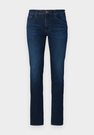 Calças de ganga azul-escuro com um design de pernas retas, apresentando um fecho de botão e zíper padrão, cinco bolsos e um leve desbotamento.