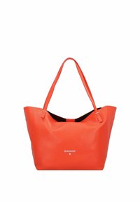 Oranje leren totebag met een gladde textuur, twee schouderbanden en een contrasterende zwarte binnenkant. Voorzien van een wit logo aan de voorkant.