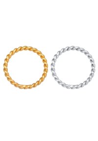 To tvundne metalringe: én i guld og én i sølv. Begge har en glat, skinnende overflade og et cirkulært, symmetrisk design.