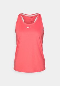 Nike tanktop in fel koraal, gemaakt van ademende stof. Heeft een racerback ontwerp, een gladde textuur en een klein wit logo op de voorkant.